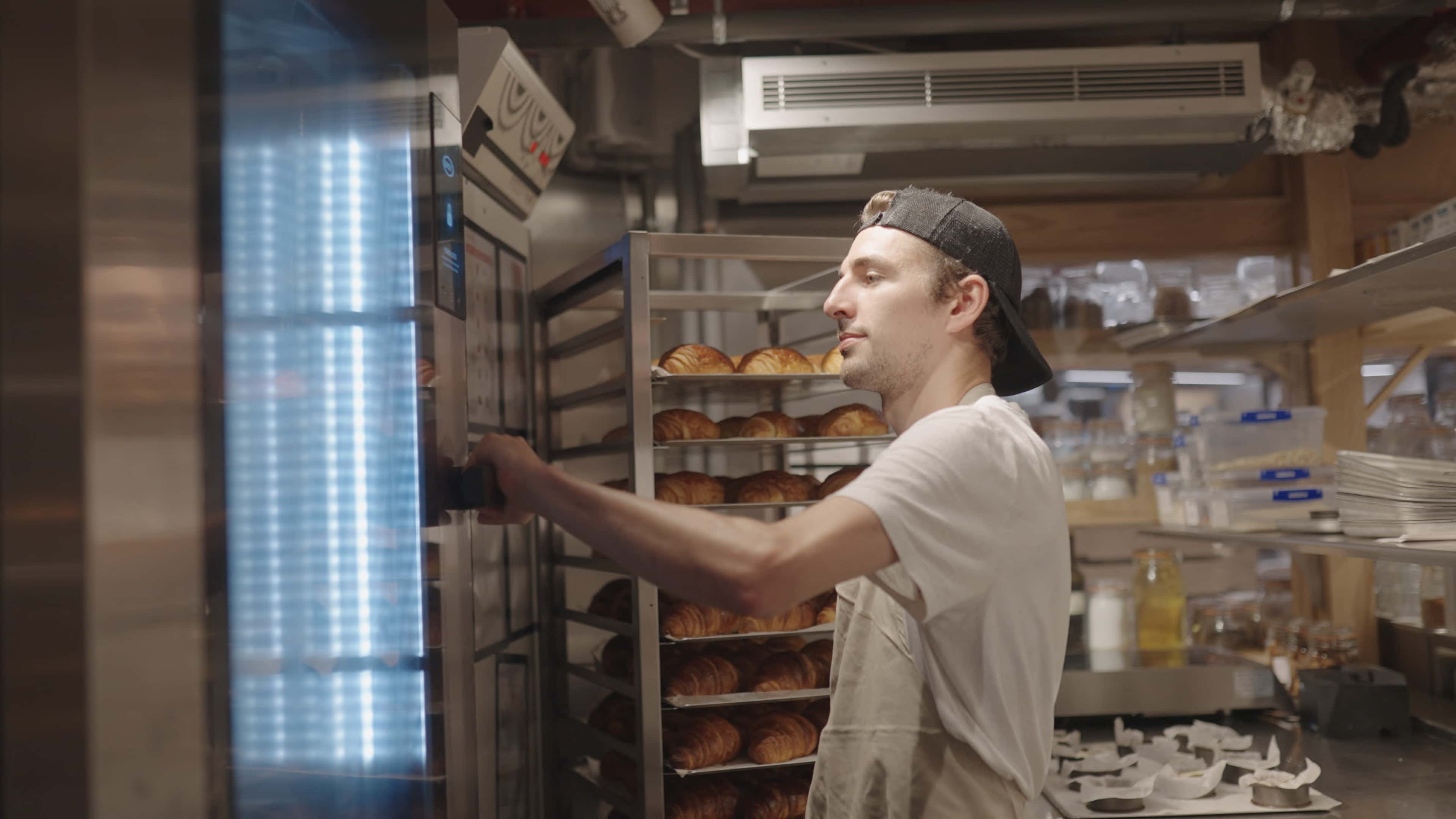 chef abriendo la puerta del horno mixto para pastelería bakertop